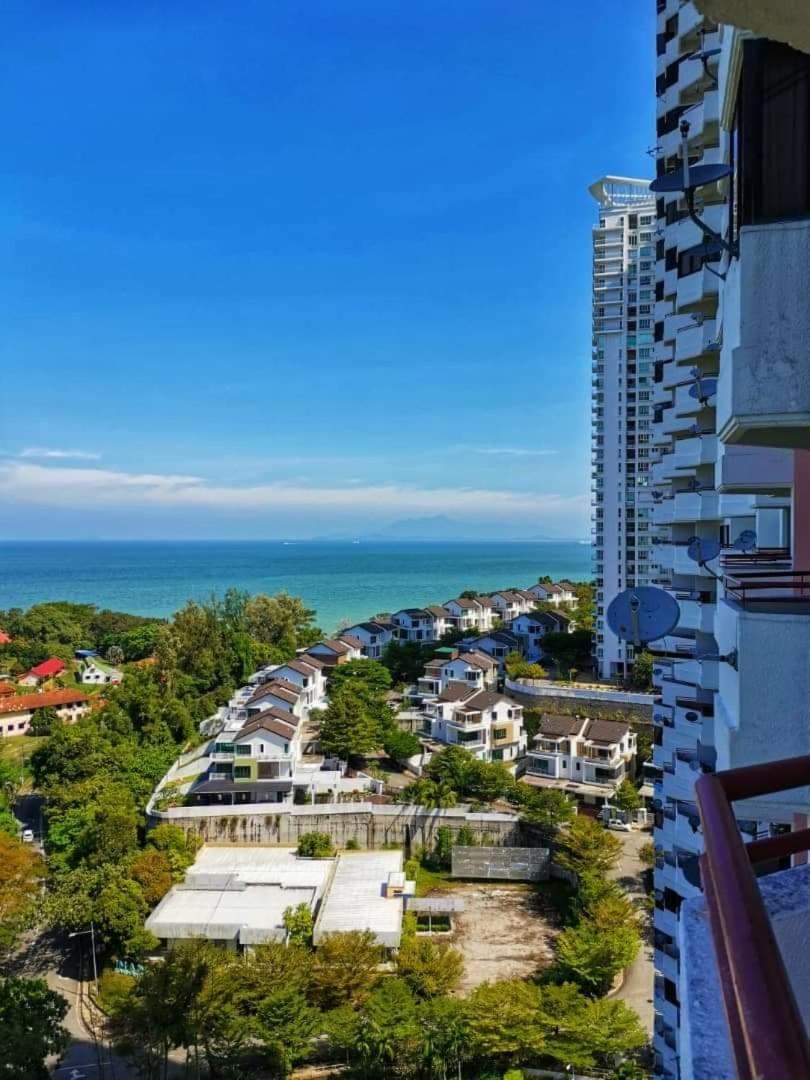Airbnb At Sri Sayang Batu Ferringhi Beach エクステリア 写真