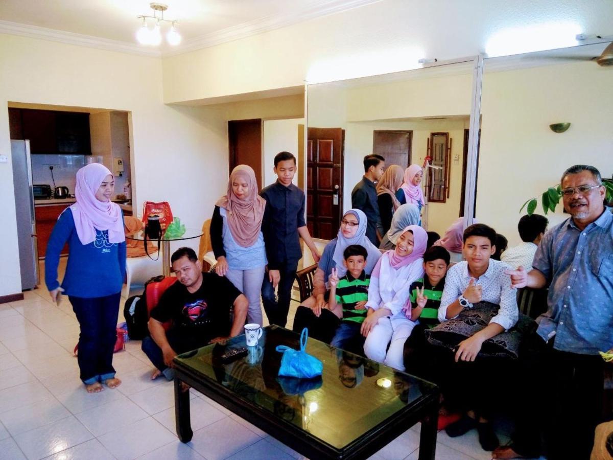 Airbnb At Sri Sayang Batu Ferringhi Beach エクステリア 写真