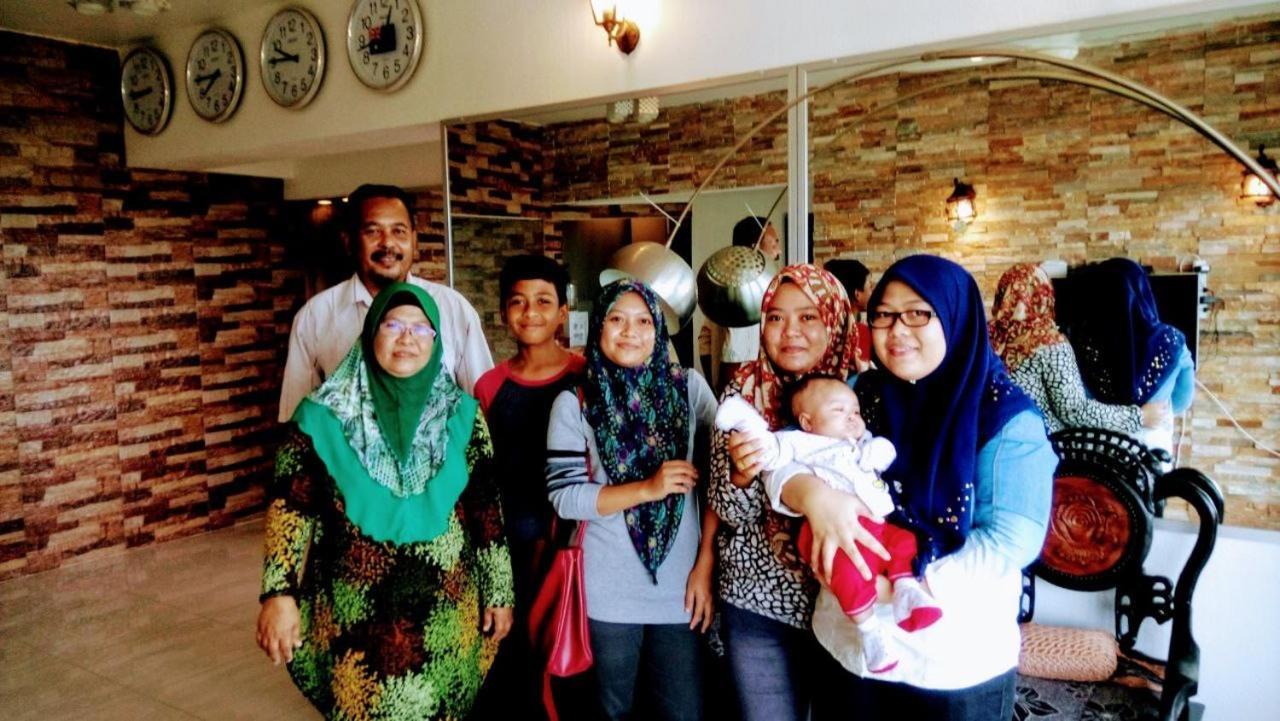 Airbnb At Sri Sayang Batu Ferringhi Beach エクステリア 写真