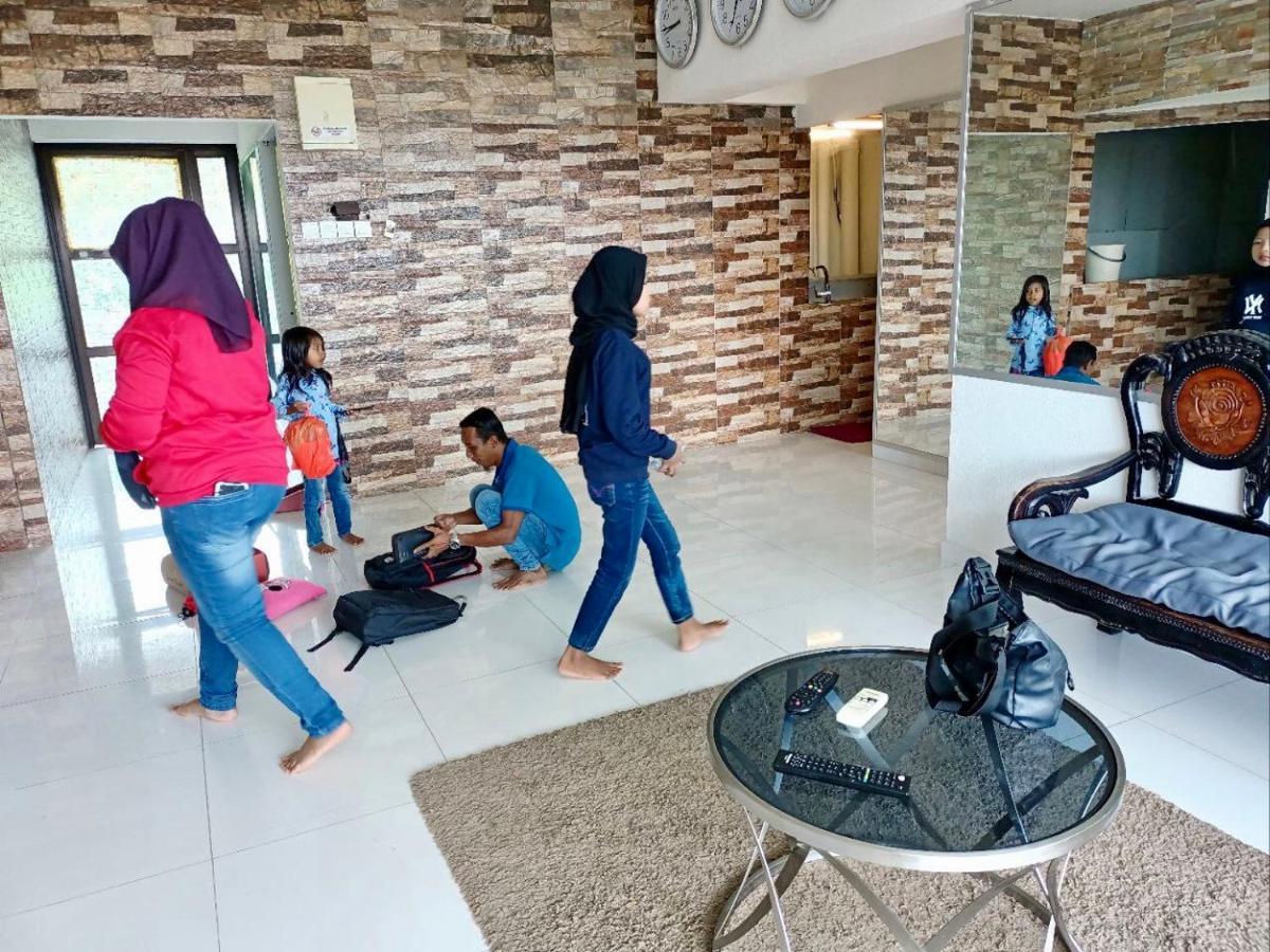 Airbnb At Sri Sayang Batu Ferringhi Beach エクステリア 写真