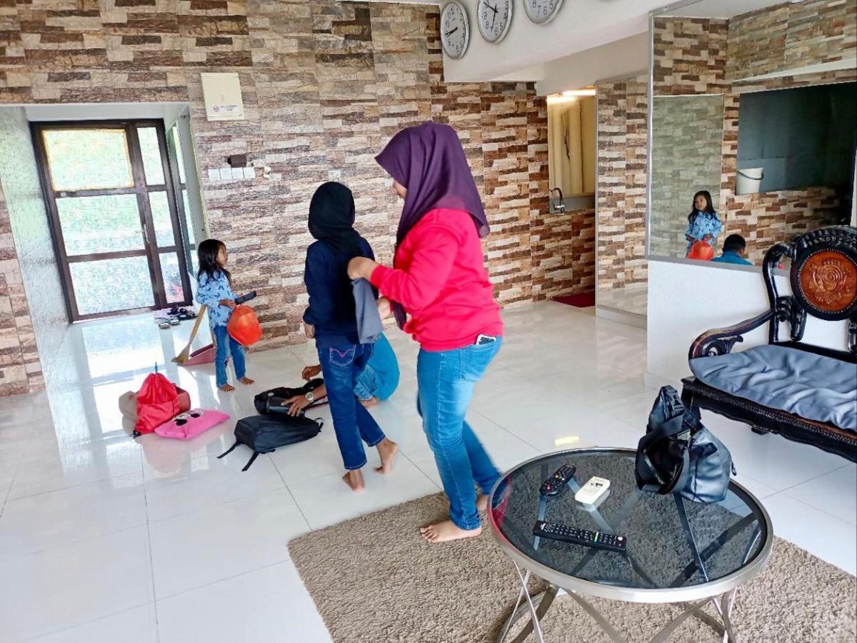 Airbnb At Sri Sayang Batu Ferringhi Beach エクステリア 写真