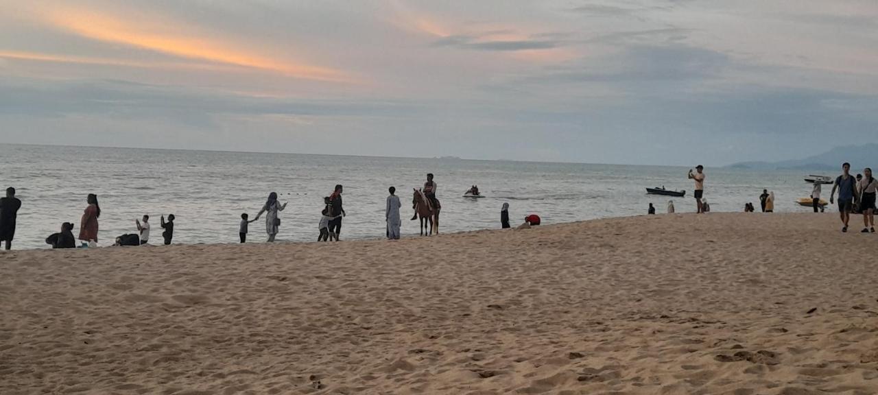 Airbnb At Sri Sayang Batu Ferringhi Beach エクステリア 写真