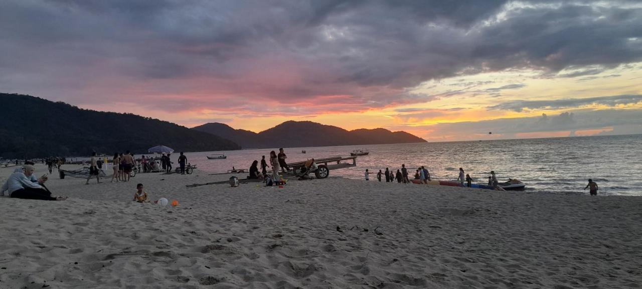 Airbnb At Sri Sayang Batu Ferringhi Beach エクステリア 写真