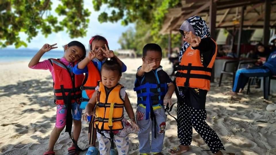 Airbnb At Sri Sayang Batu Ferringhi Beach エクステリア 写真